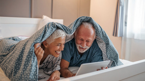 Senioren-Paar-Tablet-177736315-FO-bernardbodo