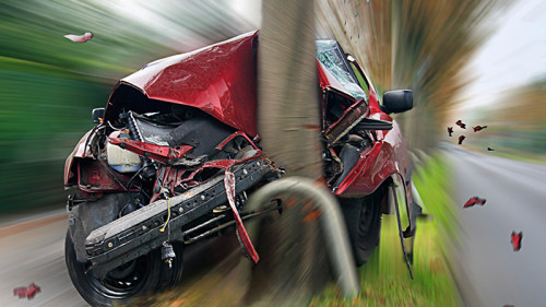 Auto-vs-Baum-192288599-Frank-Waßerfuehrer