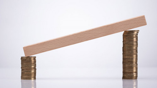 Holzleiste-auf-Muenzstapeln-220177717-FO-Andrey-Popov