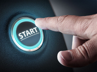 Hand-drueckt-Start-127552592-FO-Sergey-Nivens