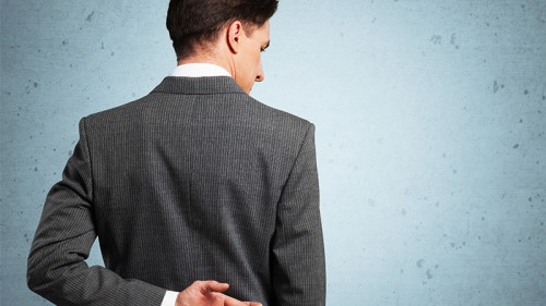 Anzugtraeger-kreuzt-Finger-hinter-Ruecken-225561861-FO-BillionPhotos-com