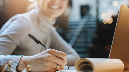 Frau-Laptop-Stift-186622060-FO-fifeflyingfife