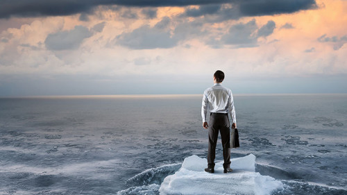 Anzugtraeger-auf-Eisscholle-194068577-FO-Sergey-Nivens