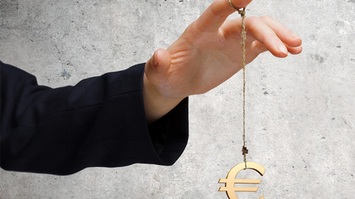 Frau-hand-Euro-Jojo-69741366-FO-Sergey-Nivens