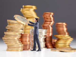 Mini-Anzugtraeger-stapelt-Muenzen-54022633-FO-Guenter-Menzl