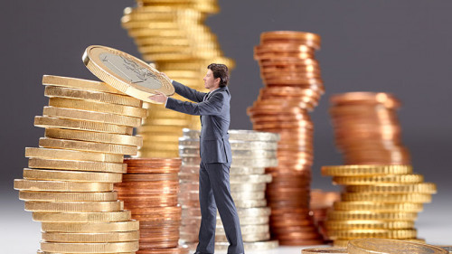 Mini-Anzugtraeger-stapelt-Muenzen-54022633-FO-Guenter-Menzl