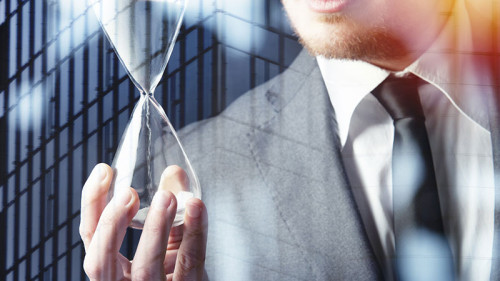 Anzugtraeger-Sanduhr-225197395-FO-alphaspirit