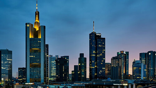 Frankfurt-Skyline-1705484-PB-skeeze
