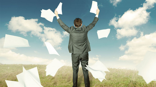 Anzugtraeger-wirft-Papier-41765784-FO-alphaspirit