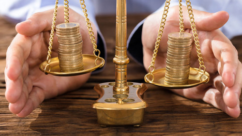 Haende-Waage-Muenzen-168289669-FO-Andrey-Popov