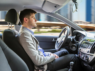Fahrer-Auto-autonom-165046135-FO-Andrey-Popov