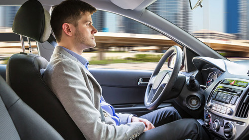 Fahrer-Auto-autonom-165046135-FO-Andrey-Popov