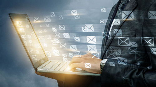 Anzugtraeger-Laptop-E-Mails-171346269-FO-natali-mis