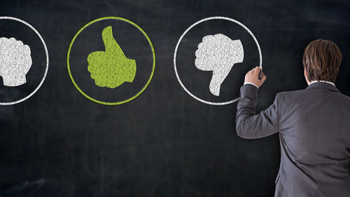 Anzugtraeger-Daumen-hoch-runter-197647183-FO-wsf-f