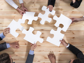 Anzugtraeger-Puzzleteile-224071404-FO-alphaspirit