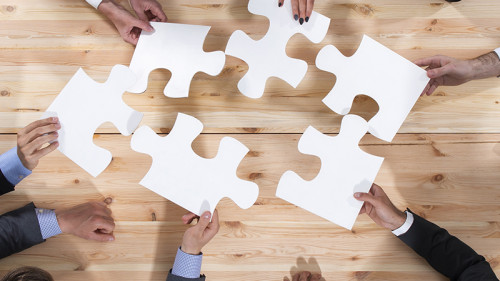 Anzugtraeger-Puzzleteile-224071404-FO-alphaspirit