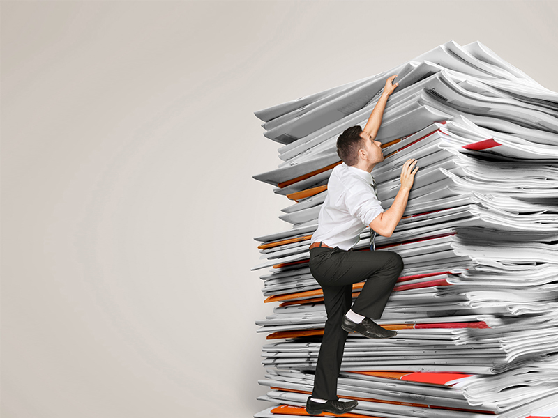 Anzugtraeger-erklimmt-Papierstapel-92451522-FO-BillionPhotos-com