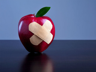 Apfel-mit-Pflaster-13220987-FO-Orlando-Florin-Rosu