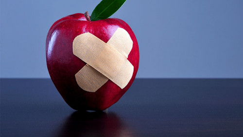 Apfel-mit-Pflaster-13220987-FO-Orlando-Florin-Rosu