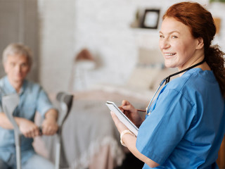 Pflegekraft-155412974-FO-zinkevych