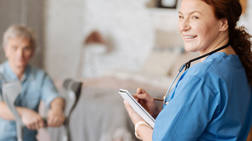 Pflegekraft-155412974-FO-zinkevych