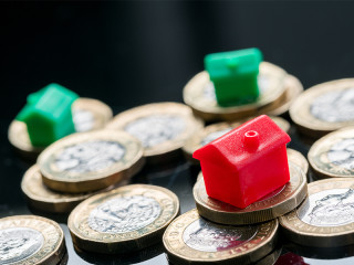 Haeuschen-auf-Muenzstapeln-224909093-FO-alice-photo