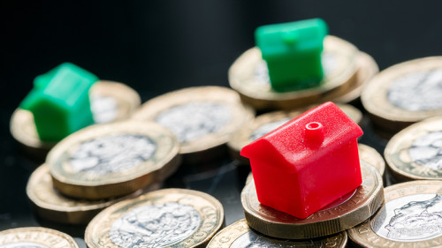 Haeuschen-auf-Muenzstapeln-224909093-FO-alice-photo