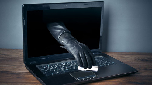 Hand-aus-Laptop-Kreditkarte-171998822-FO-Tiko