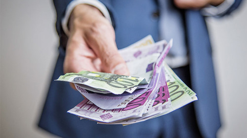 Anzugtraeger-Bargeld-174645451-FO-Teodor-Lazarev