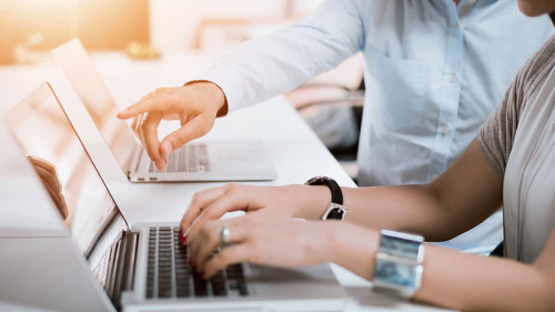 Mann-Frau-Laptops-162398625-FO-bnenin