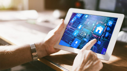 Haende-Tablet-Smart-Home-198088868-FO-AA+W