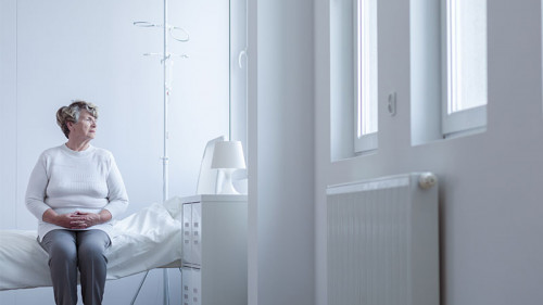 Seniorin-sieht-aus-Fenster-96179664-FO-Photographee-eu