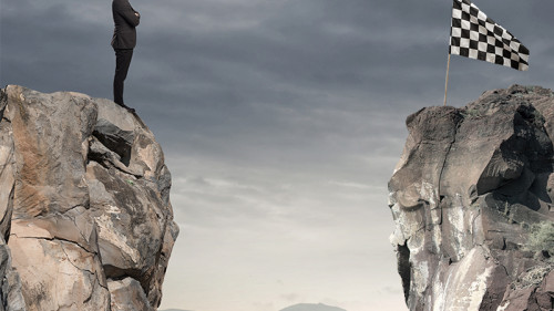 Anzugtraeger-Schlucht-Zielflagge-142411587-FO-alphaspirit