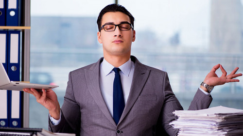 Anzugtraeger-meditiert-140425197-FO-Elnur