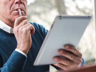 Mann-Tablet-nachdenklich-224379095-FO-olly