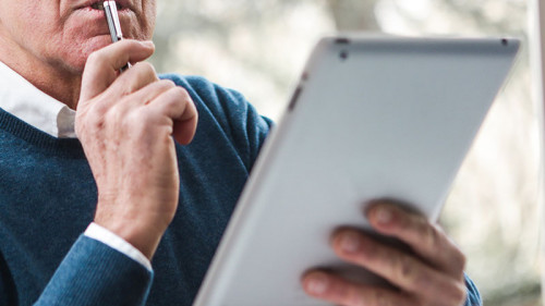 Mann-Tablet-nachdenklich-224379095-FO-olly