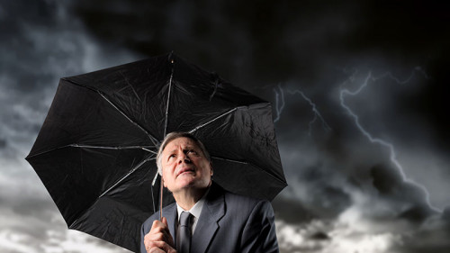 Anzugtraeger-Schirm-Unwetter-16366969-FO-olly