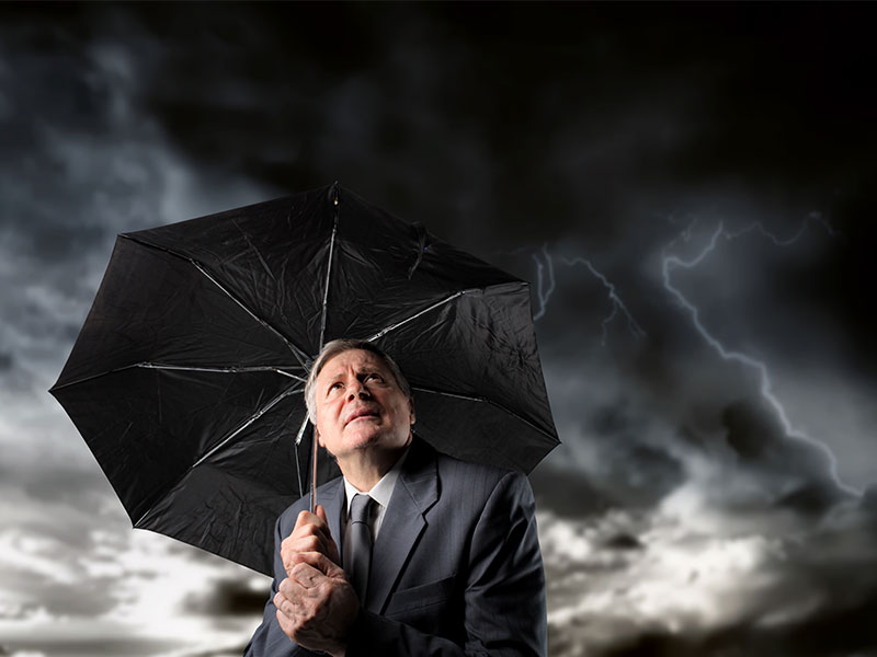 Anzugtraeger-Schirm-Unwetter-16366969-FO-olly