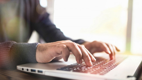 Mann-Laptop-149788863-FO-ilkercelik