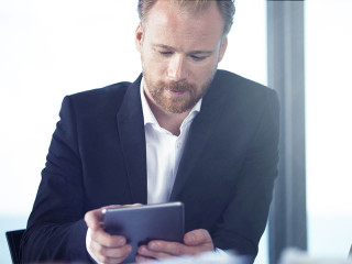 Anzugtraeger-Tablet-226318832-FO-alphaspirit