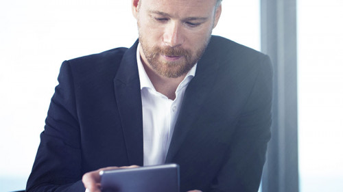 Anzugtraeger-Tablet-226318832-FO-alphaspirit