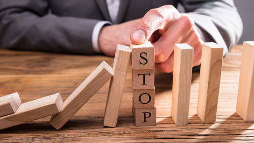 Anzugtraeger-Stop-Dominos-200480957-FO-Andrey-Popov