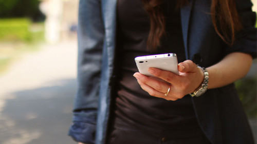 Frau-Smartphone-1839105-PB-Pexels