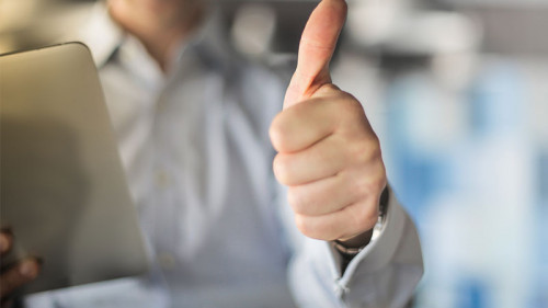 Mann-Daumen-hoch-223523117-FO-olly