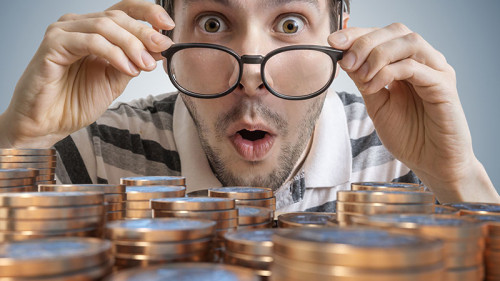 Mann-Brille-Muenzstapel-222461471-FO-vchalup