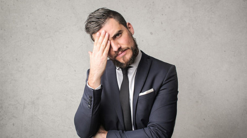 Anzugtraeger-ungkeucklich-212820988-FO-olly