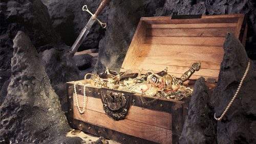 Schatztruhe-in-Hoehle-36102821-FO-fergregory