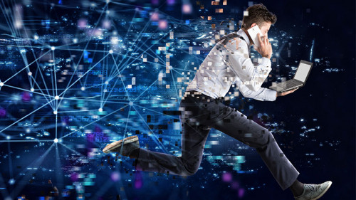 Anzugtraeger-Smartphone-Laptop-173920988-FO-alphaspirit