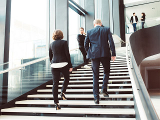 Anzugtraeger-in-Gebaeude-179608421-FO-alotofpeople