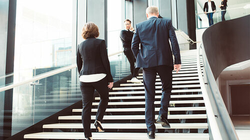 Anzugtraeger-in-Gebaeude-179608421-FO-alotofpeople